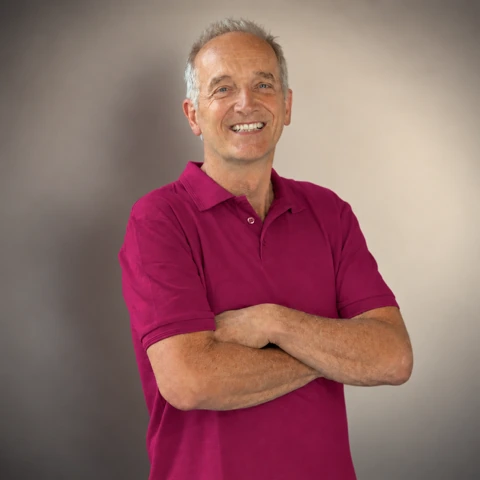 Drs. Hans van der Elst M.Sc. mit verschränkten Armen, lächelnd