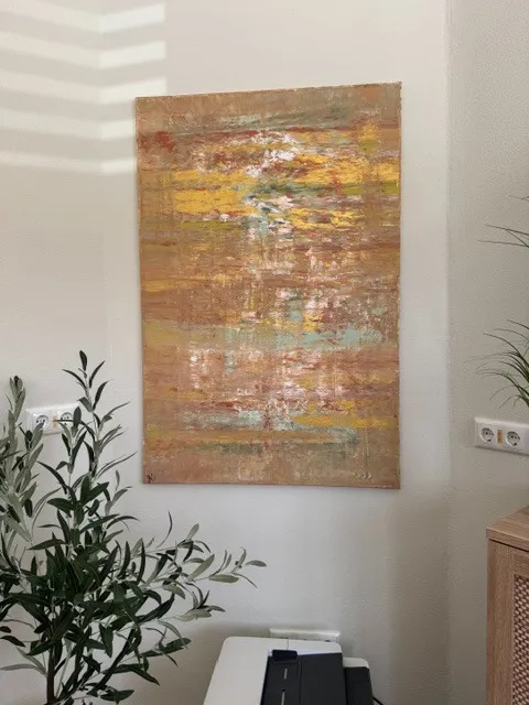 Wandgemälde in Ocker- und Goldtönen im Flur, davor ein Olivenbaum